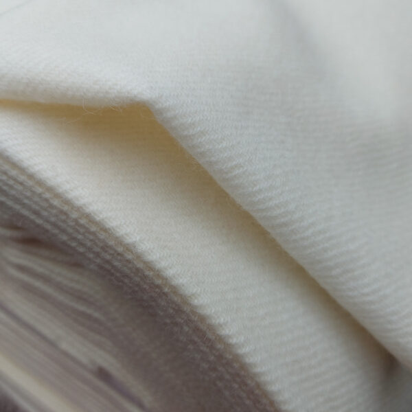 Diagonal twill wool white medium-thick