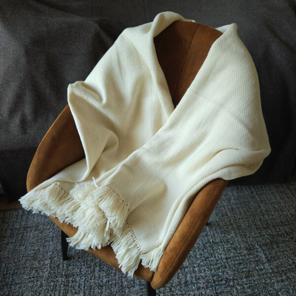 Handwoven blanket/mantle diagonal-twill merino-wool white